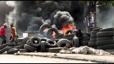 Kenya, i manifestanti antigovernativi bruciano pneumatici
