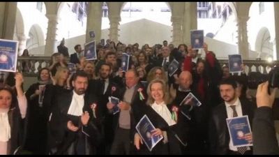 I magistrati protestano a Genova al grido di: "Viva la Costituzione"