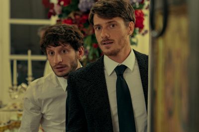 Tutti i film Netflix delle feste natalizie: dalla nuova commedia napoletana, alla triste fine di un noto DJ