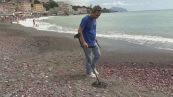 In Liguria battono spiagge, sentieri e arenili con il metal detector