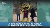 La mascotte del Barcellona scatenata con Flick e Laporta, che accenna la risposta