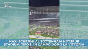 Schermi allo stadio del Tottenham: tifosi invadono il campo dopo a vittoria