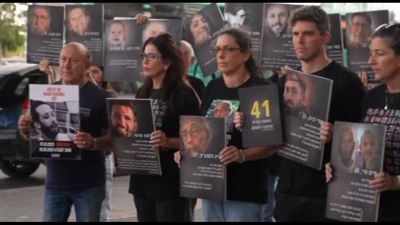 Continuano i raid su Gaza, i parenti degli ostaggi: basta guerra