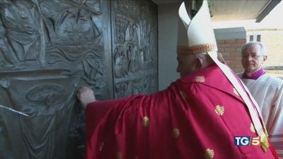 Papa apre Porta Santa nel carcere di Rebibbia