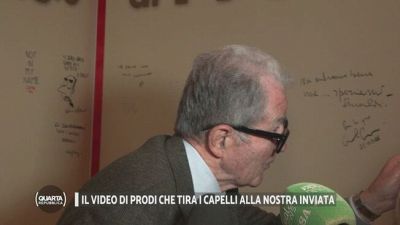 Il video di Prodi che tira i capelli alla nostra inviata