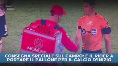 Consegna speciale sul campo: è il rider a portare il pallone per il calcio d'inizio