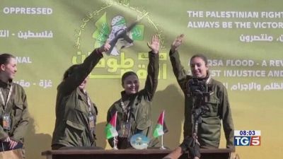 Soldatesse liberate cinico show di Hamas