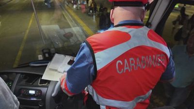 Milano, raffica di controlli dei carabinieri sui pullman