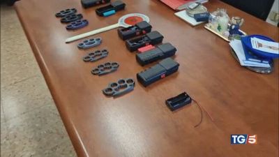 Gang di minorenni stampa armi in 3D