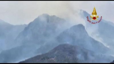 Incendi in Piemonte: situazione critica a Premosello per il vento