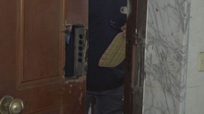Vanno a trovare un parente, "Correte, la casa è occupata!"