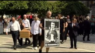 L'addio a Diogo Jota a Gondomar, commozione all'uscita delle bare