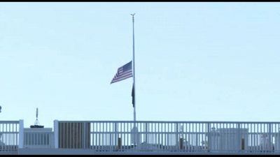Bandiera a mezz'asta sulla Casa Bianca in onore di Jimmy Carter