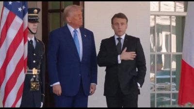 Trump accoglie Macron alla Casa Bianca, messaggi di sostegno al Papa
