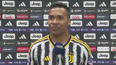 Alex Sandro saluta la Juve