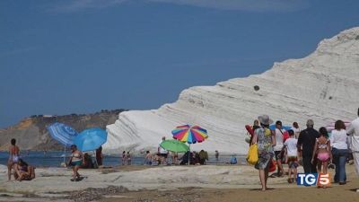 Scala dei Turchi sfregio dei turisti