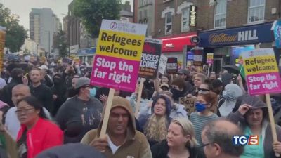Marea di pacifisti contro l'onda razzista in Uk