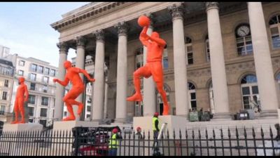 Le statue giganti di Bebe Vio, Mbappé e LeBron a Parigi