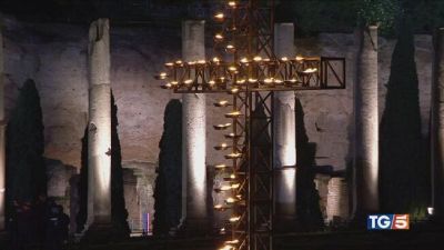 Papa alla Via Crucis, "Il mondo è a pezzi"