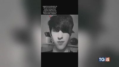 Insulti omofobi suicida a 21 anni