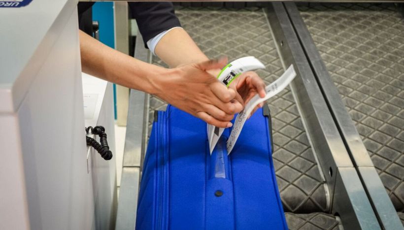 Bagaglio a mano e passeggeri pesati prima del volo aereo