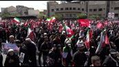 Teheran, folla al corteo funebre di Khamenei, cartelli contro Trump