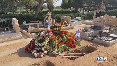 L'addio ai Bibas, Israele si ferma