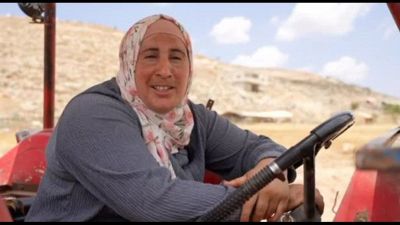Alla guida di un trattore: una palestinese fra i pregiudizi e i coloni