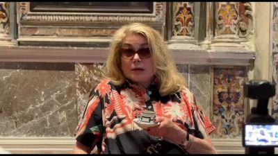 Taormina, Catherine Deneuve: amo tutto dell'Italia tranne la politica