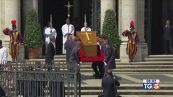 L'ultimo abbraccio a Papa Francesco