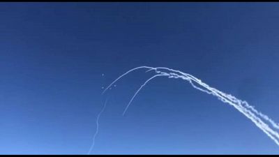 Razzi di Hezbollah colpiscono Haifa, danni a edifici e auto