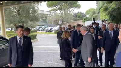 Meloni a Med Dialogues, rapida stretta di mano con Tajani