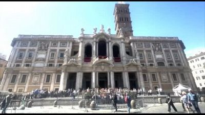 Fedeli in preghiera nella basilica di Santa Maria Maggiore a Roma