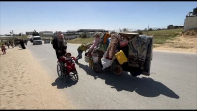 Palestinesi in fuga da Rafah: "A piedi, coi bambini e senza soldi"