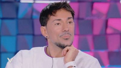 Il drastico cambio look di Emanuel Lo