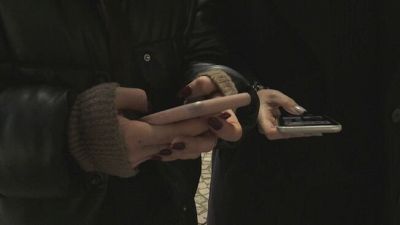 È stretta sui cellulari a scuola, "Vietati alle superiori"
