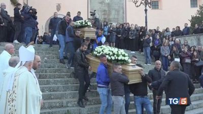 A migliaia in piazza per l'addio ai ragazzi