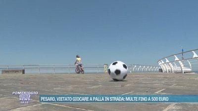Pesaro, vietato giocare a palla in strada: multe fino a 500 euro