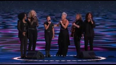 Pink canta in acustico "What About Us" per Kamala Harris