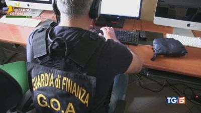 Agenti infedeli, droga e rapine