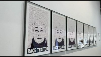 Adrian Piper al PAC di Milano: stereotipo come patologia visiva