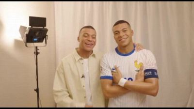 Mbappé sbalordito davanti alla sua statua di cera a Londra
