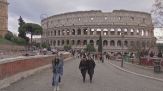 Roma, ha postato sui social il "ballo del coltello" tra la folla del Colosseo