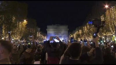 Champs-Élysées a Parigi brillano con le luci di Natale