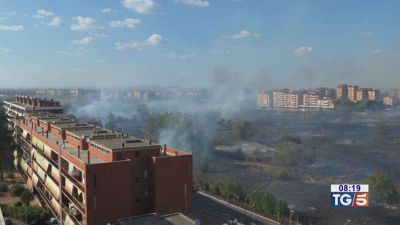 Roma colpita ancora da un vasto incendio