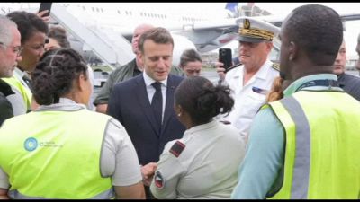 Macron arrivato a Mayotte, l'isola francese devastata dal ciclone