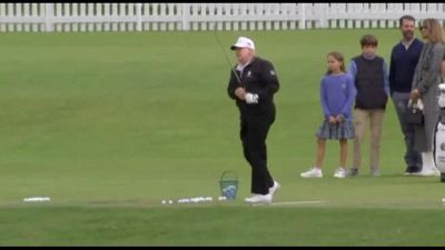 Donald Trump inaugura il suo nuovo campo da golf in Scozia