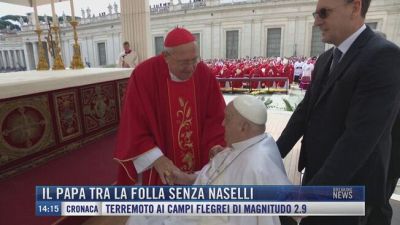 Breaking News delle 14.00 | Il Papa tra la folla senza naselli