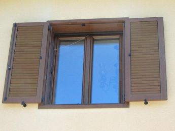 finestra in legno alluminio completa di persiana in alluminio effetto legno