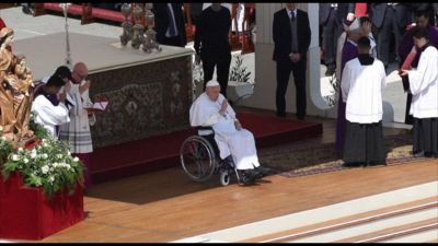 Il Papa a sorpresa a San Pietro: "Buona domenica e grazie a tutti"
